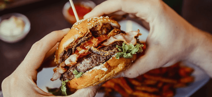 Burger s domácí bulkou a hovězím masem