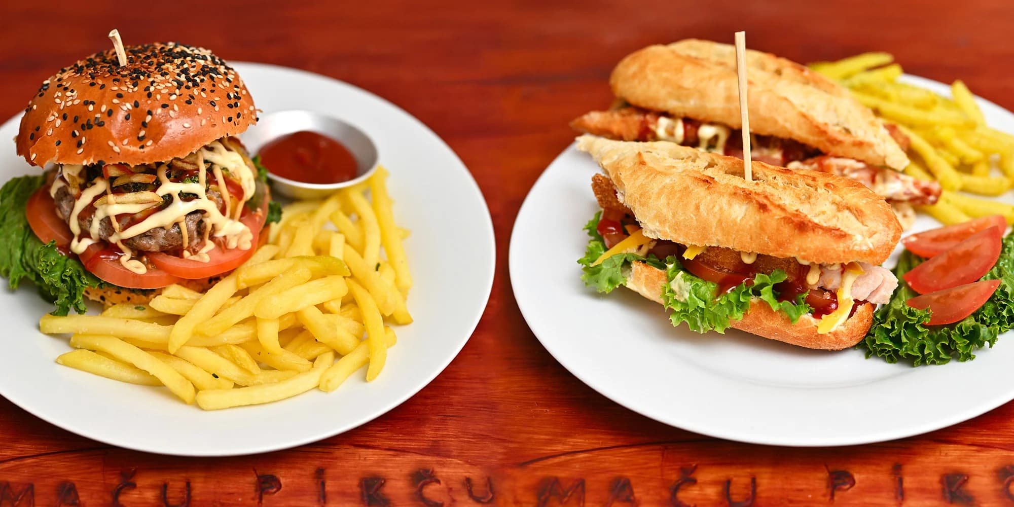Peruánský burger nebo sendvič a hranolky s omáčkou pro 1 nebo 2 osoby