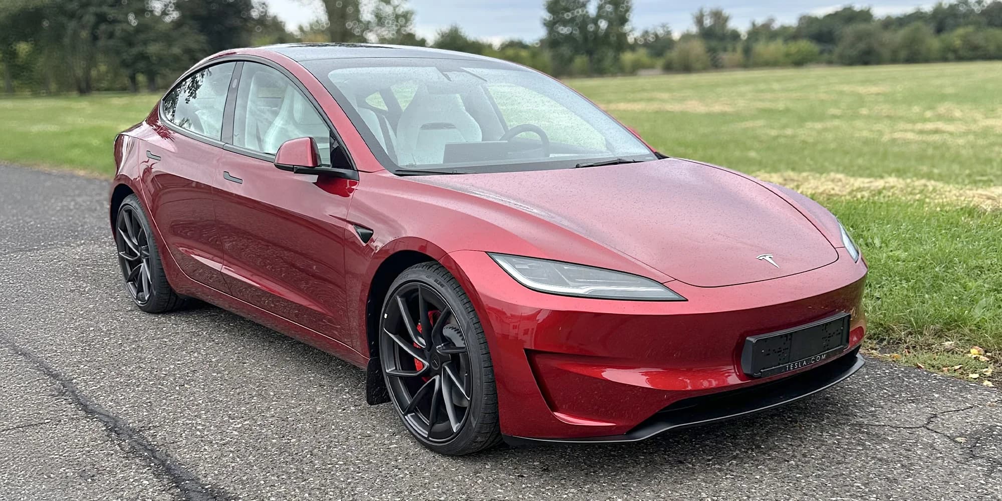 Jízda v nejnovějším elektromobilu Tesla Model 3 Performance highland 2024: jako řidič i spolujezdec